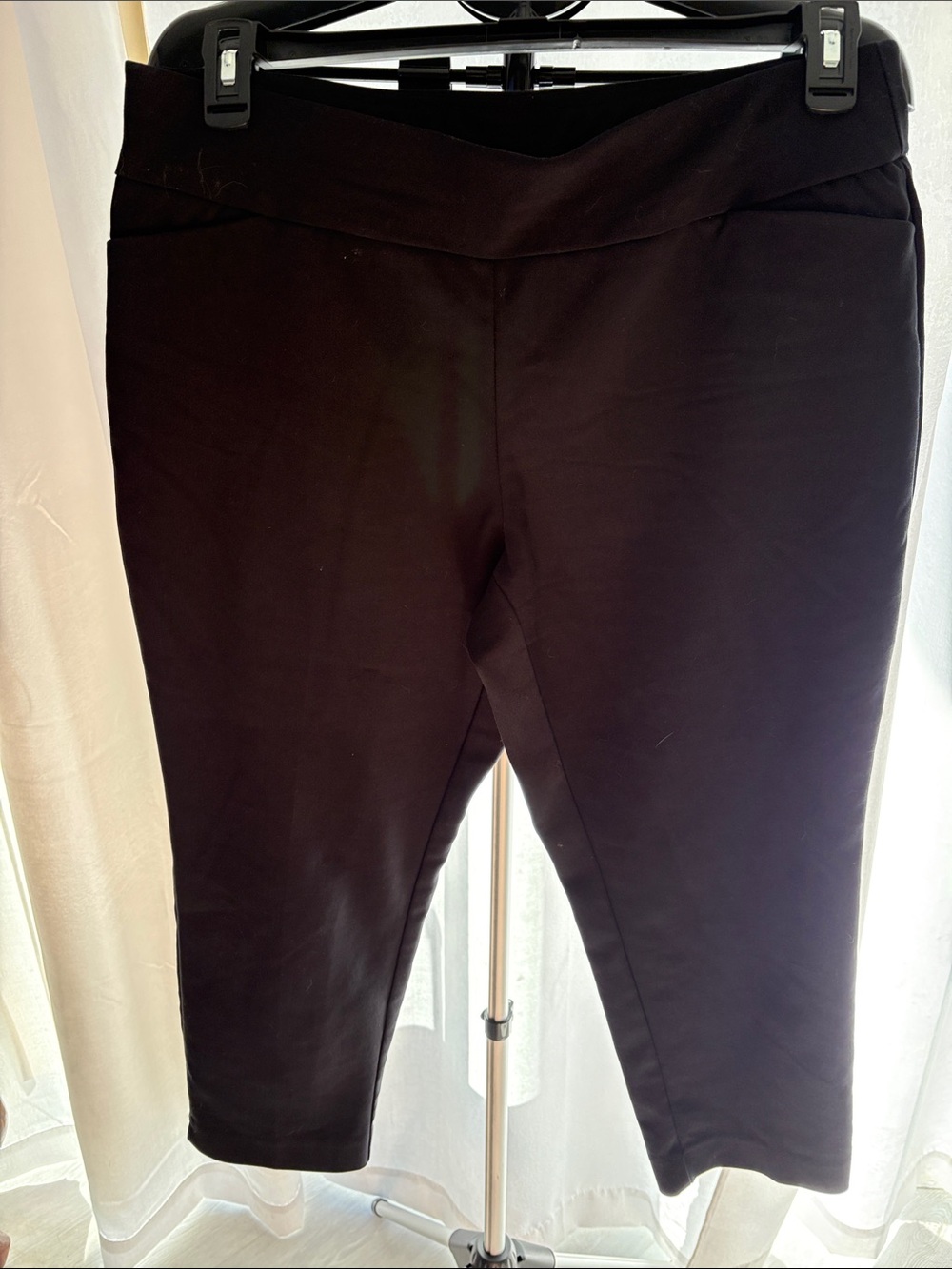 Investments Black Cropped V-Waist Capri Pants